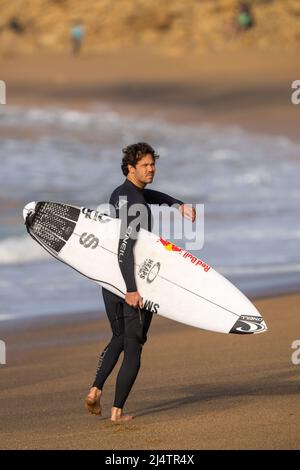 BELLS BEACH, AUS 16. APRIL 2022: Jordy Smith aus Südafrika tritt an der WSL Rip Curl Pro Bells Beach an. Stockfoto