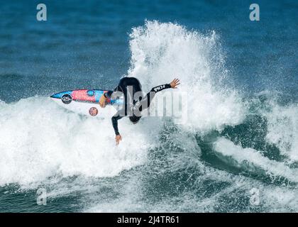 BELLS BEACH, AUS 16. APRIL 2022: Surfer Freesurfing vor dem Wettkampf am Morgen an der WSL Rip Curl Pro Bells Beach. Stockfoto