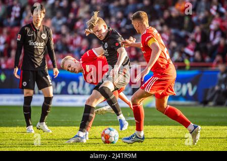 Berlin, Deutschland. 17. April 2022. Jens Petter Hauge (2. R) aus Frankfurt kontrolliert den Ball unter der Abwehr von Timo Baumgartl (2. L) und Grischa Proemel (1. R) aus der Union Berlin während eines Bundesliga-Spiels zwischen dem FC Union Berlin und Eintracht Frankfurt in Berlin, der Hauptstadt Deutschlands, am 17. April 2022. Quelle: Kevin Voigt/Xinhua/Alamy Live News Stockfoto