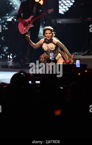 Hollywood, USA. 16. April 2022. HOLLYWOOD, FLORIDA - 16. APRIL: Alejandra Guzman tritt während der Perrisimas Tour im Hard Rock Live im Seminole Hard Rock Hotel & Casino am 16. April 2022 in Hollywood, Florida, auf. (Foto von JL/Sipa USA) Quelle: SIPA USA/Alamy Live News Stockfoto