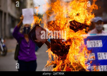 CARACAS, VENEZUELA - 17. APRIL: Gegner der Regierung des venezolanischen Präsidenten Nicolás Maduro verbrennen eine Schaufensterpuppe mit den Bildern von Maduro (C-Boden), Der russische Präsident Wladimir Putin (C-Top) und die Bürgermeisterin von Caracas, Carmen Meléndez (L), während der traditionellen „Verbrennung von Judas“ im Inneren im Rahmen der Karwoche in La Candelaria am 17. April 2022 in Caracas, Venezuela. (Foto von Pedro Rances Mattey/PxImages) Credit: Px Images/Alamy Live News Stockfoto