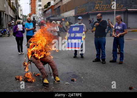 CARACAS, VENEZUELA - 17. APRIL: Gegner der Regierung des venezolanischen Präsidenten Nicolás Maduro verbrennen eine Schaufensterpuppe mit den Bildern von Maduro, Der russische Präsident Wladimir Putin und Caracas-Bürgermeisterin Carmen Meléndez während der traditionellen „Verbrennung von Judas“ im Inneren im Rahmen der Feier der Karwoche in La Candelaria am 17. April 2022 in Caracas, Venezuela. (Foto von Pedro Rances Mattey/PxImages) Credit: Px Images/Alamy Live News Stockfoto