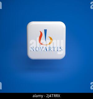 Das Logo des Schweizer Pharmaunternehmens Novartis schwebt auf einem nahtlosen blauen Hintergrund Stockfoto