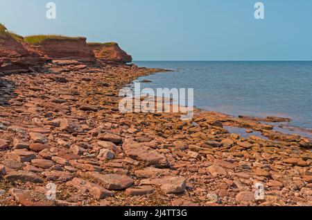 Felsige Küste und grasbewachsene Klippen am Nordkap von Prince Edward Island in Kanada Stockfoto