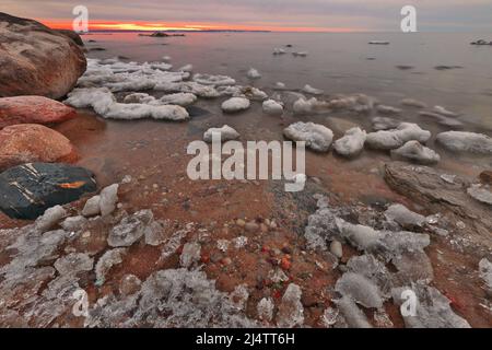 Das Eis des letzten Winters schmilzt entlang der Küste der Georgian Bay vor den Großen Seen in der Dämmerung Stockfoto