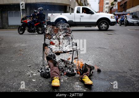 Caracas, Caracas, Venezuela, Venezuela. 17. April 2022. CARACAS, VENEZUELA - APRIL 17: Gegner der Regierung des venezolanischen Präsidenten NicolÃ¡s Maduro verbrannten eine Schaufensterpuppe mit den Bildern von Maduro, Der russische Präsident Wladimir Putin und Caracas-Bürgermeisterin Carmen Meléndez während der traditionellen „Verbrennung von Judas“ im Inneren im Rahmen der Feier der Karwoche in La Candelaria am 17. April 2022 in Caracas, Venezuela. (Bild: © Pedro Rances Mattey/PX Imagens via ZUMA Press Wire) Stockfoto