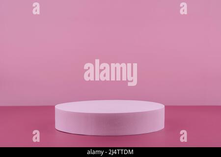Podium Podest Schaufenster für kosmetische Produktpräsentation, minimal abstrakt rosa Hintergrund für Kosmetik Parfüm und Schmuck minimalistischen Display Stockfoto