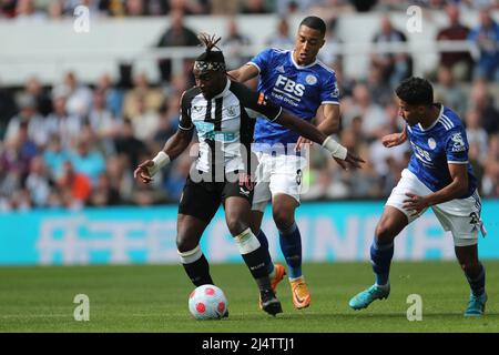 NEWCASTLE UPON TYNE, GROSSBRITANNIEN. Allan Saint-Maximin von Newcastle United kämpft mit Youri Tielemans von Leicester City während des Premier League-Spiels zwischen Newcastle United und Leicester City im St. James's Park, Newcastle, am Sonntag, dem 17.. April 2022. (Kredit: Mark Fletcher | MI News) Kredit: MI Nachrichten & Sport /Alamy Live News Stockfoto