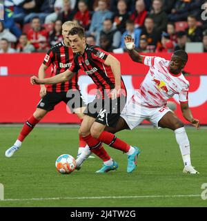 Leverkusen, Deutschland. 17. April 2022. Patrik Schick (vorne L) aus Leverkusen steht beim Bundesligaspiel zwischen Bayer 04 Leverkusen und RB Leipzig am 17. April 2022 in Leverkusen vor dem Leipziger Neumeister Nordi Mukiele. Quelle: Joachim Bywaletz/Xinhua/Alamy Live News Stockfoto