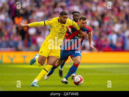 London, Großbritannien. 18. April 2022. Chelsea's Ruben Loftus-Cheek (L) kommt am Crystal Palace's James McArthur beim Halbfinale des FA Cup zwischen Chelsea und Crystal Palace in London, Großbritannien, am 17. April 2022 vorbei. Chelsea gewann 2-0 und avancierte ins Finale. Quelle: Xinhua/Alamy Live News Stockfoto