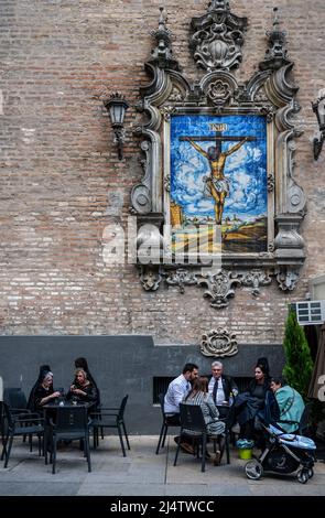 Sevilla, Spanien. 15. April 2022. Frauen, die mit traditionellen „Mantilla“ (Haarteil und Schleier) gekleidet sind, essen während der Karwoche auf einer Barterrasse. Nach zwei Jahren der Reisebeschränkungen von Covid-19 und der Aufhebung der sozialen Aktivitäten in Spanien konnte das Unternehmen seine Aktivitäten zur Feier der Karwoche wieder aufnehmen. Kredit: SOPA Images Limited/Alamy Live Nachrichten Stockfoto