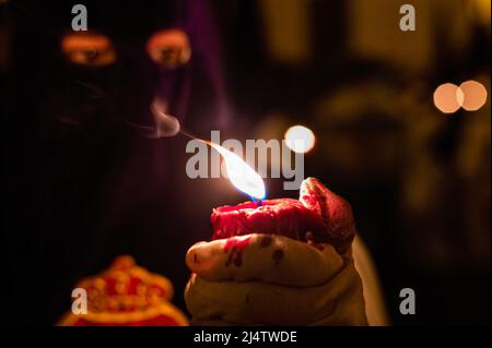 Sevilla, Spanien. 15. April 2022. Ein Büßer hält eine brennende Kerze während der Karwoche Mitternacht Prozession, bekannt als die Madruga, in Sevilla. Nach zwei Jahren der Reisebeschränkungen von Covid-19 und der Aufhebung der sozialen Aktivitäten in Spanien konnte das Unternehmen seine Aktivitäten zur Feier der Karwoche wieder aufnehmen. Kredit: SOPA Images Limited/Alamy Live Nachrichten Stockfoto