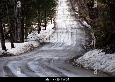 Schlammige Straße in der Schlammsaison, der Abstieg von Vermont Schotterstraßen in Schlammmoor, der jedes Frühjahr stattfindet, in der Regel im März und April. Vermont, USA. Stockfoto