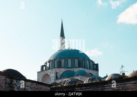 Islamischer Hintergrund. Rustem Pasa Moschee in Istanbul. Ramadan oder kandil oder Laylat al-qadr oder kadir gecesi oder islamisches Hintergrundbild. Stockfoto