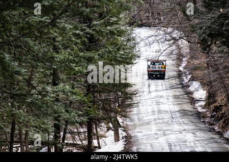 LKW auf schlammigen Straßen in der Schlammsaison, der Abstieg von Vermont Schotterstraßen in Schlammmoor, findet jedes Frühjahr statt. Bundesstaat Vermont, USA. Stockfoto