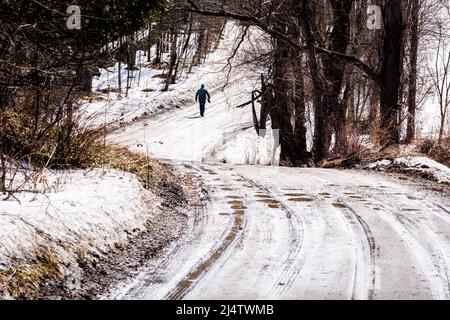 Einzelgänger in der Schlammsaison, der Abstieg von Vermont Schotterstraßen in Schlammmoor, findet jedes Frühjahr statt, in der Regel im März und April. Bundesstaat Vermont, USA. Stockfoto