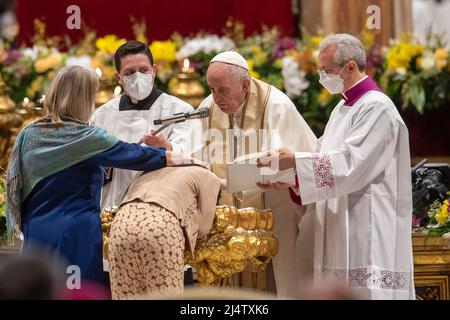 Rom, Italien. 16. April 2022. Die Ostervigil im Vatikan unter dem Vorsitz von Papst Franziskus. Einige der Gläubigen, die während der Heiligen Nacht vom Papst getauft wurden. Vatikanstadt, Rom, Vatikan, 16. April 2022 (Foto: Riccardo Fabi/Pacific Press) Quelle: Pacific Press Media Production Corp./Alamy Live News Stockfoto