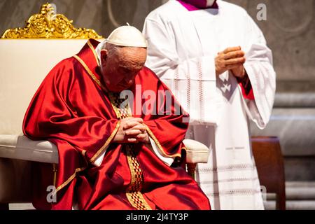 Rom, Italien. 15. April 2022. Die Karwoche von Papst Franziskus mit dem Herzen im Konflikt in der Ukraine. Kontinuierliche Botschaften gegen den Krieg, vom Kreuzweg (Via della Croce) am Kolosseum (Kolosseum) und während der Predigt bei der Osternacht. Rom, Italien, 14. Und 15. April 2022 (Bildquelle: © Riccardo Fabi/Pacific Press via ZUMA Press Wire) Stockfoto