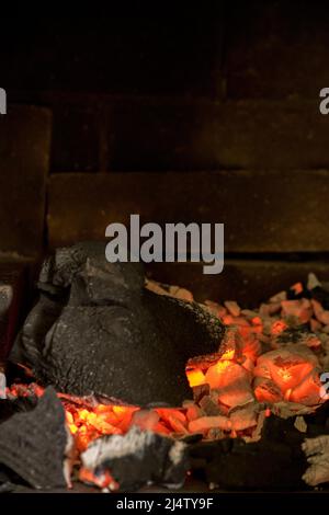 Flammen von einem Holzofenfeuer Stockfoto