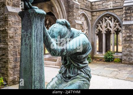 Trauernde Mutter Skulptur von Bela Pratt im Kloster des Colonies Garden in der Washington Memorial Chapel in Valley Forge, Pennsylvania. (USA) Stockfoto