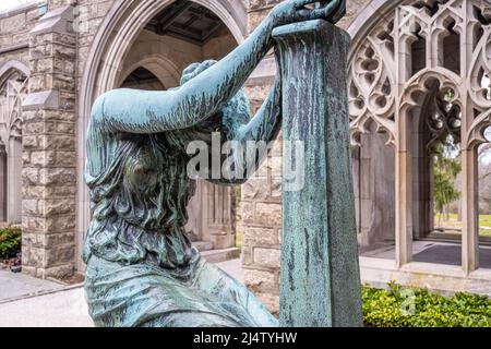 Trauernde Mutter Skulptur von Bela Pratt im Kloster des Colonies Garden in der Washington Memorial Chapel in Valley Forge, Pennsylvania. (USA) Stockfoto