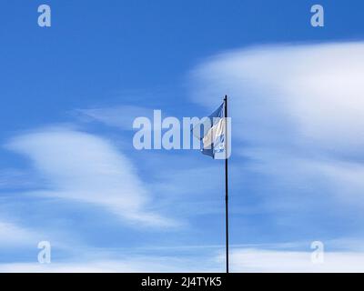 Argentinische Flagge an einem bewölkten Himmel Stockfoto