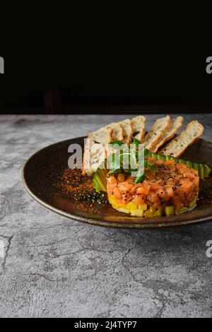 Gourmet-Fischtartar roh aus Thunfischfilet mit hashed Avocado, selektiver Fokussierung Stockfoto