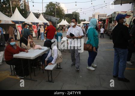 17. April 2022, Jakarta, Jakarta Capital Special Region, Indonesien: Bewohner besuchten die Istiqlal Halal Expo 2022 im Innenhof der Istiqlal Moschee mit dem Hintergrund der Kathedralkirche, Jakarta. Die Istiqlal Moschee veranstaltete die Istiqlal Halal Expo202 Veranstaltung, um das Halal Ökosystem in Indonesien zu unterstützen, sowie einen Teil der 44. milad und den Monat Ramadan zu beleben. Sandiaga Uno, die vom Minister für Tourismus und Kreativwirtschaft Sandiaga Salahaudin Uno besucht wird, hofft, dass diese Veranstaltung einen neuen Meilenstein und den ersten Schritt für die wirtschaftliche Belebung Indonesiens nach dem Co darstellt Stockfoto