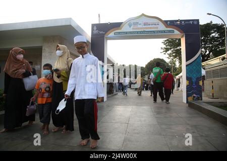 17. April 2022, Jakarta, Jakarta Capital Special Region, Indonesien: Bewohner besuchten die Istiqlal Halal Expo 2022 im Innenhof der Istiqlal Moschee, Jakarta. Die Istiqlal Moschee veranstaltete die Istiqlal Halal Expo202 Veranstaltung, um das Halal Ökosystem in Indonesien zu unterstützen, sowie einen Teil der 44. milad und den Monat Ramadan zu beleben. In Anwesenheit des Ministers für Tourismus und Kreativwirtschaft Sandiaga Salahaudin Uno hofft Sandiaga Uno, dass dieses Ereignis ein neuer Meilenstein sowie der erste Schritt für die wirtschaftliche Belebung Indonesiens nach der Covid-19-Pandemie sein kann, und es wird gehofft, dass Incone Stockfoto