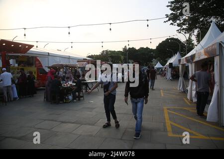 17. April 2022, Jakarta, Jakarta Capital Special Region, Indonesien: Bewohner besuchten die Istiqlal Halal Expo 2022 im Innenhof der Istiqlal Moschee, Jakarta. Die Istiqlal Moschee veranstaltete die Istiqlal Halal Expo202 Veranstaltung, um das Halal Ökosystem in Indonesien zu unterstützen, sowie einen Teil der 44. milad und den Monat Ramadan zu beleben. In Anwesenheit des Ministers für Tourismus und Kreativwirtschaft Sandiaga Salahaudin Uno hofft Sandiaga Uno, dass dieses Ereignis ein neuer Meilenstein sowie der erste Schritt für die wirtschaftliche Belebung Indonesiens nach der Covid-19-Pandemie sein kann, und es wird gehofft, dass Incone Stockfoto