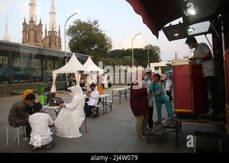 17. April 2022, Jakarta, Jakarta Capital Special Region, Indonesien: Bewohner besuchten die Istiqlal Halal Expo 2022 im Innenhof der Istiqlal Moschee mit dem Hintergrund der Kathedralkirche, Jakarta. Die Istiqlal Moschee veranstaltete die Istiqlal Halal Expo202 Veranstaltung, um das Halal Ökosystem in Indonesien zu unterstützen, sowie einen Teil der 44. milad und den Monat Ramadan zu beleben. Sandiaga Uno, die vom Minister für Tourismus und Kreativwirtschaft Sandiaga Salahaudin Uno besucht wird, hofft, dass diese Veranstaltung einen neuen Meilenstein und den ersten Schritt für die wirtschaftliche Belebung Indonesiens nach dem Co darstellt Stockfoto