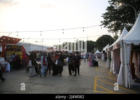 17. April 2022, Jakarta, Jakarta Capital Special Region, Indonesien: Bewohner besuchten die Istiqlal Halal Expo 2022 im Innenhof der Istiqlal Moschee, Jakarta. Die Istiqlal Moschee veranstaltete die Istiqlal Halal Expo202 Veranstaltung, um das Halal Ökosystem in Indonesien zu unterstützen, sowie einen Teil der 44. milad und den Monat Ramadan zu beleben. In Anwesenheit des Ministers für Tourismus und Kreativwirtschaft Sandiaga Salahaudin Uno hofft Sandiaga Uno, dass dieses Ereignis ein neuer Meilenstein sowie der erste Schritt für die wirtschaftliche Belebung Indonesiens nach der Covid-19-Pandemie sein kann, und es wird gehofft, dass Incone Stockfoto