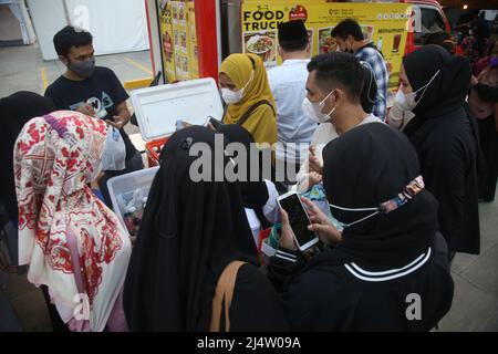 17. April 2022, Jakarta, Jakarta Capital Special Region, Indonesien: Bewohner besuchten die Istiqlal Halal Expo 2022 im Innenhof der Istiqlal Moschee, Jakarta. Die Istiqlal Moschee veranstaltete die Istiqlal Halal Expo202 Veranstaltung, um das Halal Ökosystem in Indonesien zu unterstützen, sowie einen Teil der 44. milad und den Monat Ramadan zu beleben. In Anwesenheit des Ministers für Tourismus und Kreativwirtschaft Sandiaga Salahaudin Uno hofft Sandiaga Uno, dass dieses Ereignis ein neuer Meilenstein sowie der erste Schritt für die wirtschaftliche Belebung Indonesiens nach der Covid-19-Pandemie sein kann, und es wird gehofft, dass Incone Stockfoto