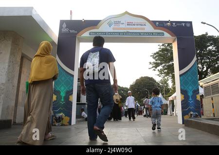 17. April 2022, Jakarta, Jakarta Capital Special Region, Indonesien: Bewohner besuchten die Istiqlal Halal Expo 2022 im Innenhof der Istiqlal Moschee, Jakarta. Die Istiqlal Moschee veranstaltete die Istiqlal Halal Expo202 Veranstaltung, um das Halal Ökosystem in Indonesien zu unterstützen, sowie einen Teil der 44. milad und den Monat Ramadan zu beleben. In Anwesenheit des Ministers für Tourismus und Kreativwirtschaft Sandiaga Salahaudin Uno hofft Sandiaga Uno, dass dieses Ereignis ein neuer Meilenstein sowie der erste Schritt für die wirtschaftliche Belebung Indonesiens nach der Covid-19-Pandemie sein kann, und es wird gehofft, dass Incone Stockfoto