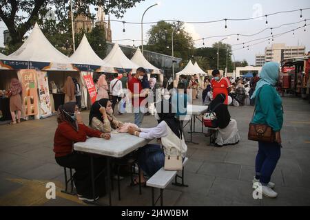 17. April 2022, Jakarta, Jakarta Capital Special Region, Indonesien: Bewohner besuchten die Istiqlal Halal Expo 2022 im Innenhof der Istiqlal Moschee mit dem Hintergrund der Kathedralkirche, Jakarta. Die Istiqlal Moschee veranstaltete die Istiqlal Halal Expo202 Veranstaltung, um das Halal Ökosystem in Indonesien zu unterstützen, sowie einen Teil der 44. milad und den Monat Ramadan zu beleben. Sandiaga Uno, die vom Minister für Tourismus und Kreativwirtschaft Sandiaga Salahaudin Uno besucht wird, hofft, dass diese Veranstaltung einen neuen Meilenstein und den ersten Schritt für die wirtschaftliche Belebung Indonesiens nach dem Co darstellt Stockfoto