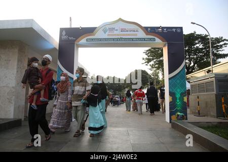 17. April 2022, Jakarta, Jakarta Capital Special Region, Indonesien: Bewohner besuchten die Istiqlal Halal Expo 2022 im Innenhof der Istiqlal Moschee, Jakarta. Die Istiqlal Moschee veranstaltete die Istiqlal Halal Expo202 Veranstaltung, um das Halal Ökosystem in Indonesien zu unterstützen, sowie einen Teil der 44. milad und den Monat Ramadan zu beleben. In Anwesenheit des Ministers für Tourismus und Kreativwirtschaft Sandiaga Salahaudin Uno hofft Sandiaga Uno, dass dieses Ereignis ein neuer Meilenstein sowie der erste Schritt für die wirtschaftliche Belebung Indonesiens nach der Covid-19-Pandemie sein kann, und es wird gehofft, dass Incone Stockfoto