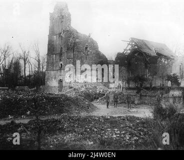 Zerstörte Kirche und Friedhof, während des Ersten Weltkriegs.drei Soldaten sind am Fuß des Fotos zu sehen, obwohl sie durch die Größe der jetzt zerstörten Kirche in den Schatten gestellt werden. Die Kreuze im Hof an der Seite der Kirche stehen, poignantly, noch. Stockfoto