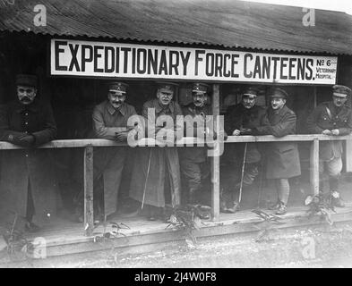 Spanische Generäle und Mitglieder einer spanischen Militärdelegation mit britischen Offizieren in der Expeditionary Force Canteen, Rouen, März 1917. Stockfoto