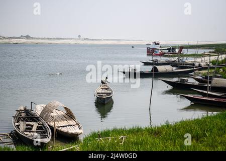 Bogra, Bangladesch. 20. März 2022. Ein Fischer kann im Fluss Jamuna bei Sariakandi Upazila des Distrikts Bogra fischen sehen. Kredit: SOPA Images Limited/Alamy Live Nachrichten Stockfoto