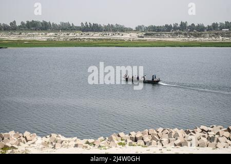 Bogra, Bangladesch. 20. März 2022. Menschen, die den Fluss Jamuna mit dem Boot bei Sariakandi Upazila des Distrikts Bogra überqueren. Kredit: SOPA Images Limited/Alamy Live Nachrichten Stockfoto