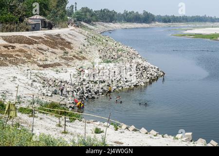 Bogra, Bangladesch. 20. März 2022. Man sieht die Menschen beim Spielen im Jamuna-Fluss bei Sariakandi Upazila des Distrikts Bogra. Kredit: SOPA Images Limited/Alamy Live Nachrichten Stockfoto