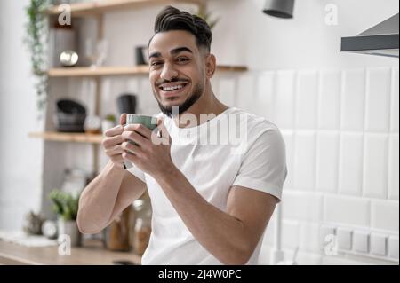 Ein lächelnder Mann, der am Morgen Kaffee getrunken hat Stockfoto