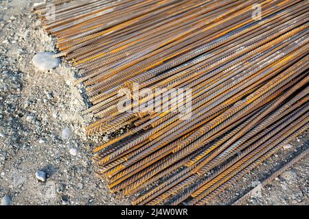 Stapel von rostigen Eisenstangen oder Stäben. Alte rostige Metallstange oder Stahlstange. Im Lager befindet sich viel Rebar für die Bauarbeiten. Stockfoto