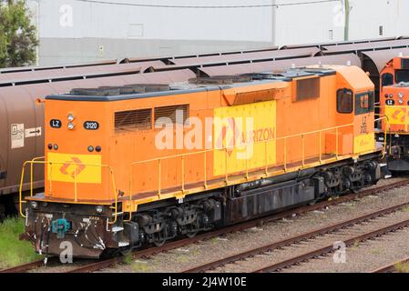 Lokomotive LZ3120 Schreibwaren in Port Waratah, Newcastle lackiert in Aurizon orange ist ein Diesel-Elektro der Klasse LZ3100 von Clyde Engineering im Jahr 2006 gebaut Stockfoto