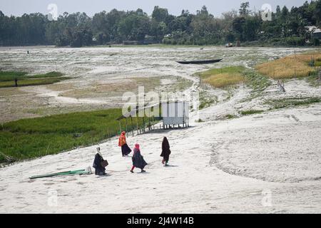 Bogra, Bangladesch. 20. März 2022. Fußgänger laufen am Ufer des Flusses Jamuna bei Sariakandi Upazila des Bezirks Bogra entlang. (Bild: © Piyas Biswas/SOPA Images via ZUMA Press Wire) Stockfoto