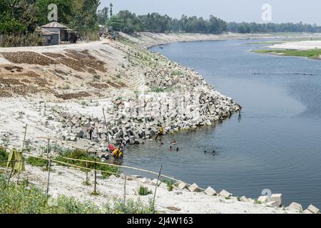 Bogra, Bangladesch. 20. März 2022. Man sieht die Menschen beim Spielen im Jamuna-Fluss bei Sariakandi Upazila des Distrikts Bogra. (Bild: © Piyas Biswas/SOPA Images via ZUMA Press Wire) Stockfoto