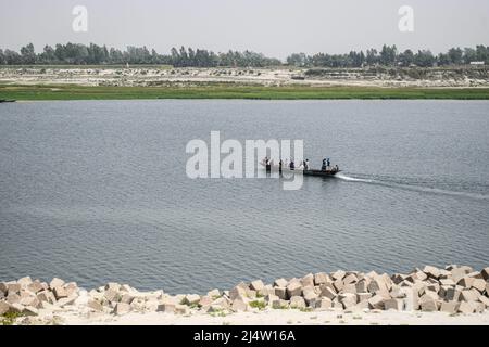 Bogra, Bangladesch. 20. März 2022. Menschen, die den Fluss Jamuna mit dem Boot bei Sariakandi Upazila des Distrikts Bogra überqueren. (Bild: © Piyas Biswas/SOPA Images via ZUMA Press Wire) Stockfoto