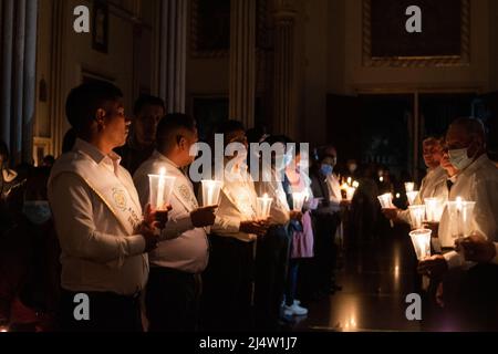 Ipiales, Kolumbien. 16. April 2022. Am 16. April 2022 zünden die Besucher während der Ostermesse in der Kathedrale Las Lajas in Ipiales - Narino Kolumbien Kerzen an. Foto: Camilo Erasso/Long Visual Press Kredit: Long Visual Press/Alamy Live News Stockfoto