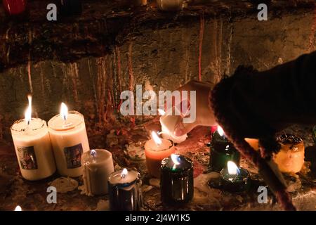 Ipiales, Kolumbien. 16. April 2022. Am 16. April 2022 zünden die Besucher während der Ostermesse in der Kathedrale Las Lajas in Ipiales - Narino Kolumbien Kerzen an. Foto: Camilo Erasso/Long Visual Press Kredit: Long Visual Press/Alamy Live News Stockfoto