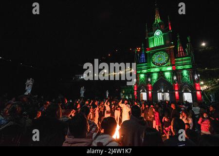 Ipiales, Kolumbien. 16. April 2022. Am 16. April 2022 nehmen viele Menschen an der Ostermesse vor der Kathedrale von Las Lajas in Ipiales - Narino Kolumbien Teil. Foto: Camilo Erasso/Long Visual Press Kredit: Long Visual Press/Alamy Live News Stockfoto